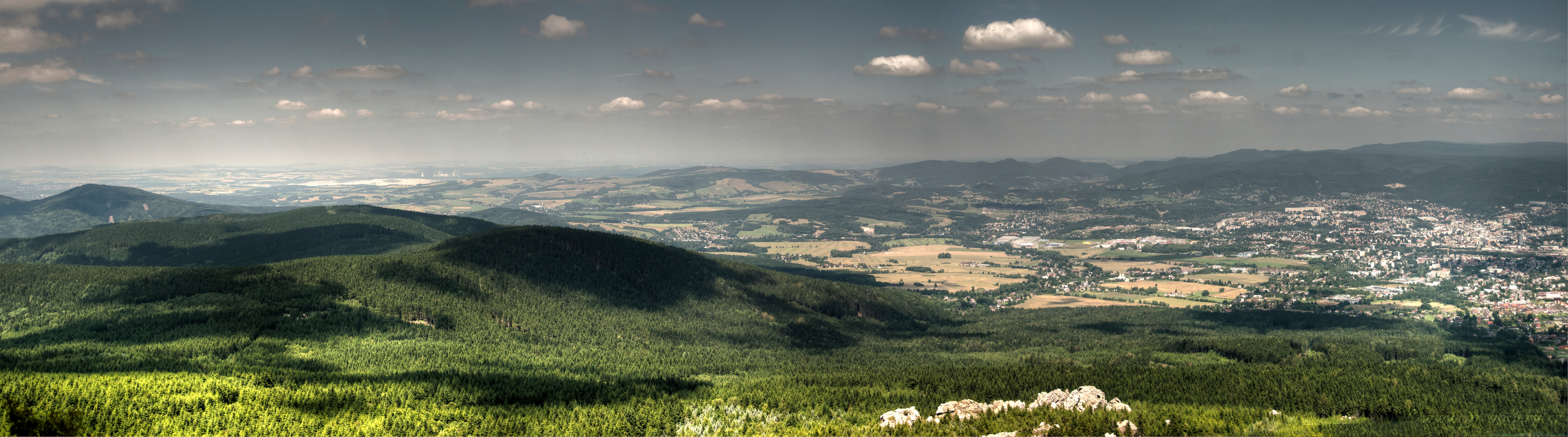 Panorama z Ještědu - výhled na Liberec a okolí směrem k Polským hranicím